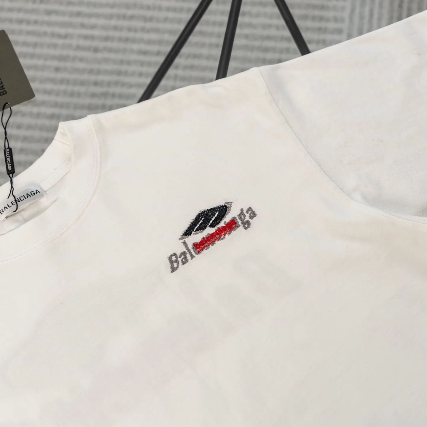 Balenciaga 26ss New Arrival T T | T ， ， ， Same Style ， 。 ， ； —— ， White ，Retro 。 ， 。 、 ， 、 ， Versatile ， 。 Size：s—xl ：Black White